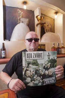Zpěvák a perkusionista kapely Sto zvířat Jan Kalina s novým albem Ministerstvo mýho nitra vydaným k letošním oslavám 25 let trvání skupiny.