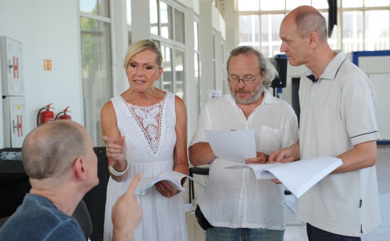 Zpěvačka Helena Vondráčková (zleva), autor textů Jan Fischer a operní pěvec Eduard Klezla na kostýmové zkoušce k muzikálu Romeo a Julie. Zpěvačka Helena Vondráčková (zleva), autor textů Jan Fischer a operní pěvec Eduard Klezla na kostýmové zkoušce k muzikálu Romeo a Julie.