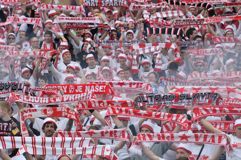Fanoušci pražské Slavie.