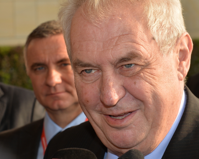 Prezident Miloš Zeman, v pozadí je prezidentův kancléř Vratislav Mynář. Prezident Miloš Zeman, v pozadí je prezidentův kancléř Vratislav Mynář.