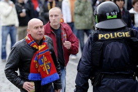 Policisté budou již v průběhu dne monitorovat pohyb fanoušků obou celků na území metropole.