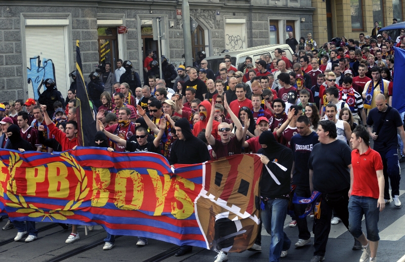 Několik stovek policistů bude hlídat fanoušky při nedělním fotbalovém derby mezi Slavií a Spartou. Několik stovek policistů bude hlídat fanoušky při nedělním fotbalovém derby mezi Slavií a Spartou.
