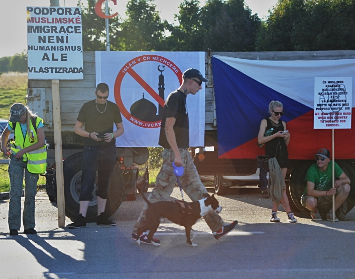 Odpůrci islámu a migrantů protestují na česko-rakouské hranici v Dolním Dvořišti.