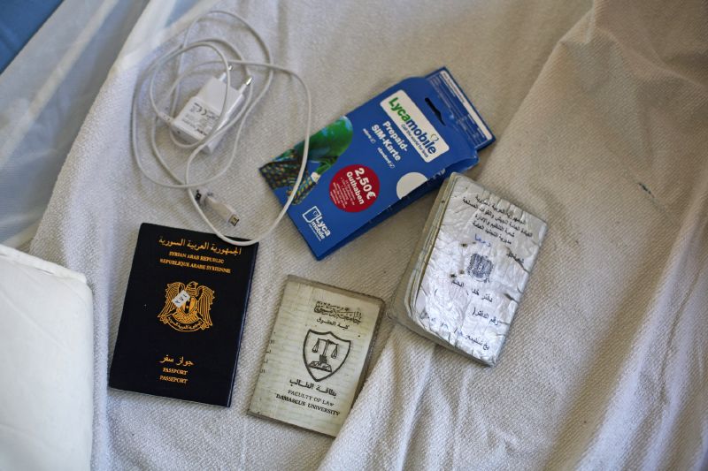 Pas, studentský průkaz právnické fakulty a další osobní věci jednoho z mnoha Syřanů.