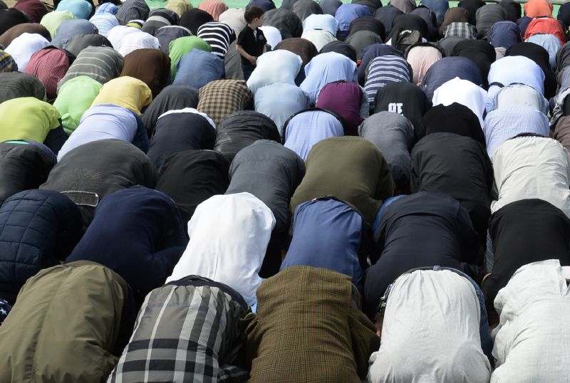 Hromadná modlitba muslimů na Letné na začátku května (ilustrační foto).