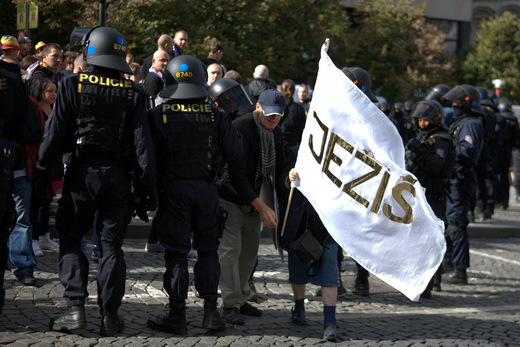 Fanoušci Sparty na pochodu Prahou.