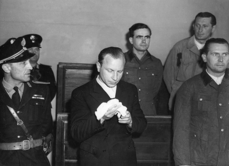 Herbert Kappler, velitel jednotek SS v nacisty okupovaném Římě, proti kterému partyzáni bojovali. Herbert Kappler, velitel jednotek SS v nacisty okupovaném Římě, proti kterému partyzáni bojovali.