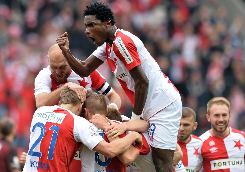 Hráči Slavie se radují z gólu.