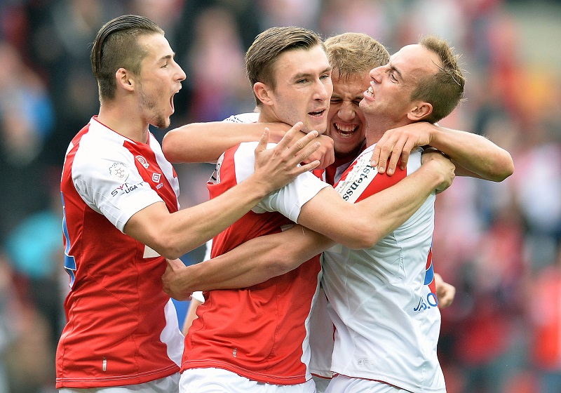 Hráči Slavie se radují z gólu. Hráči Slavie se radují z gólu.