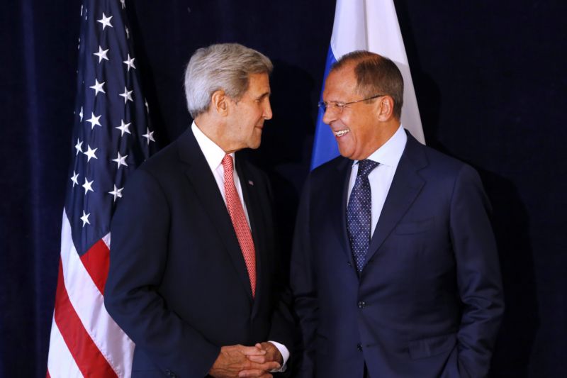 Americký ministr zahraničí John Kerry (vlevo) na jednání se šéfem ruské diplomacie Sergejem Lavrovem. Americký ministr zahraničí John Kerry (vlevo) na jednání se šéfem ruské diplomacie Sergejem Lavrovem.