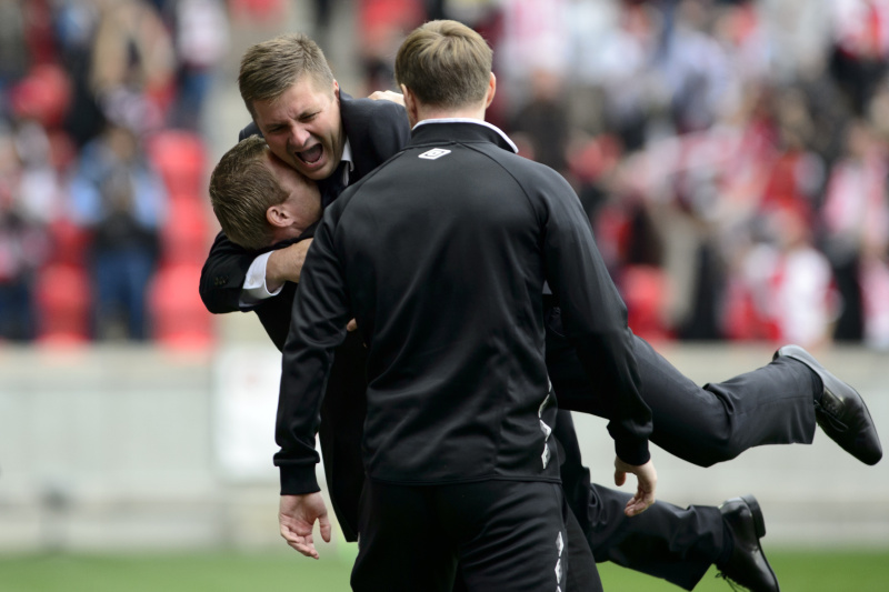 Dušan Uhrin slaví výhru v derby. Dušan Uhrin slaví výhru v derby.