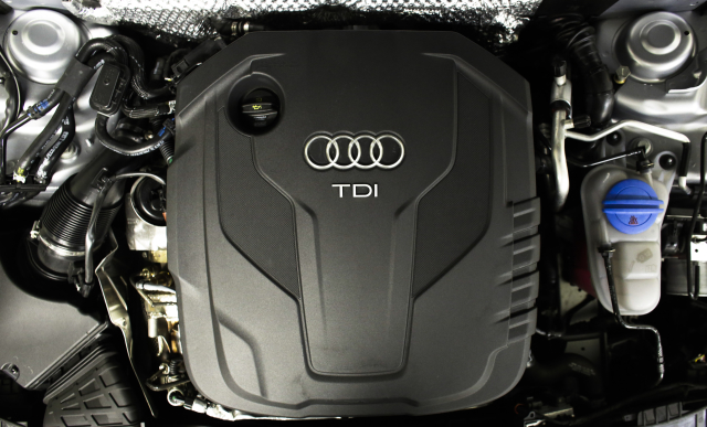 Znak Audi na motoru TDI.