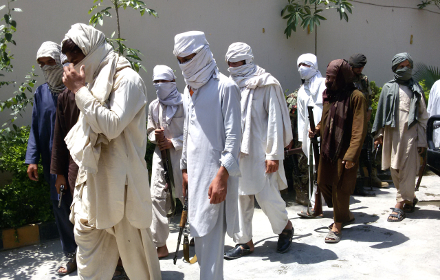 Bojovníci afghánského Talibanu. Bojovníci afghánského Talibanu.