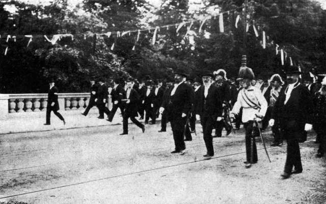 Otevření nového kamenného mostu  (dnes Most legií) v Praze, 14. června 1901. Díky fotografii Františka Josefa I., pořízené na mostě a později údajně uveřejněné s titulkem "Procházka na mostě", získal prý císař v Čechách přezdívku "starý Procházka".