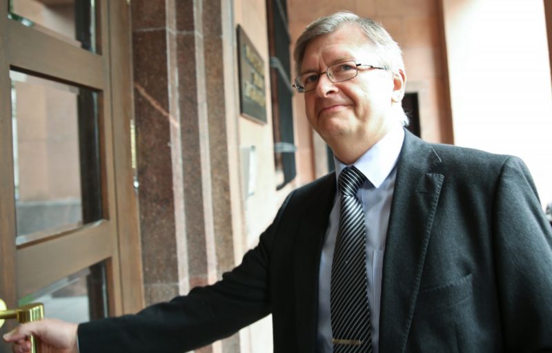 Ruský velvyslanec vstupoval na polské ministerstvo zahraničí s rozpaky. Ruský velvyslanec vstupoval na polské ministerstvo zahraničí s rozpaky.