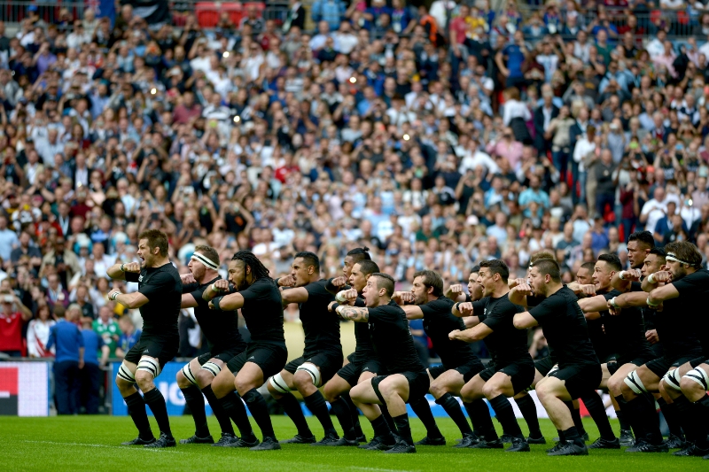 Novozélandský hit. Bojový tanec haka je jedním z mnoha taháků zápasů All Blacks.