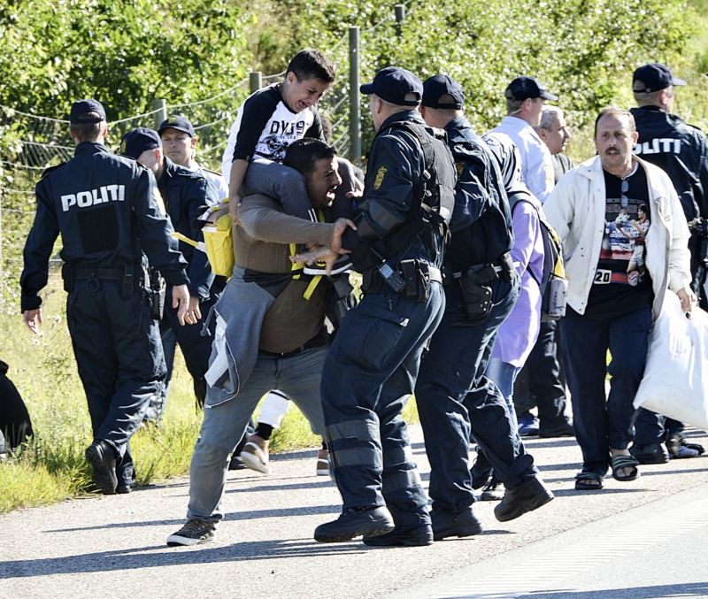 Dánská policie zadržuje běžence (ilustrační foto).