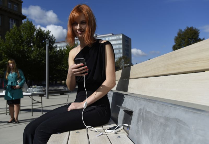 Chytrá lavička využívá pouze solární energii a dokáže dobít telefony, tablety, čtečky nebo fotoaparáty, poskytnout internetové připojení či monitorovat znečištění ovzduší.