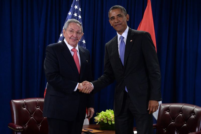 Barack Obama s kubánským vůdcem Raúlem Castrem.