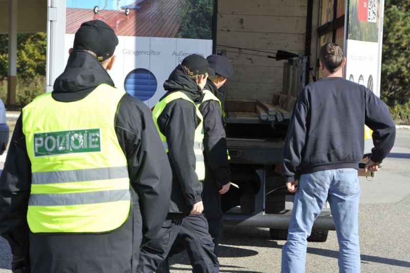 Úkolem cvičení několika stovek vojáků a policistů bylo na česko-rakouském pomezí nacvičit společnou reakci pro případ, že by migrační vlna zesílila a stát zavedl hraniční kontroly. Úkolem cvičení několika stovek vojáků a policistů bylo na česko-rakouském pomezí nacvičit společnou reakci pro případ, že by migrační vlna zesílila a stát zavedl hraniční kontroly.