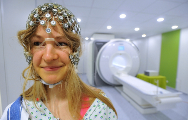 Žena s tomografem, který monitoruje mozek a míchu, a dokáže tak včas rozpoznat například epilepsii (ilustrační foto). Žena s tomografem, který monitoruje mozek a míchu, a dokáže tak včas rozpoznat například epilepsii (ilustrační foto).