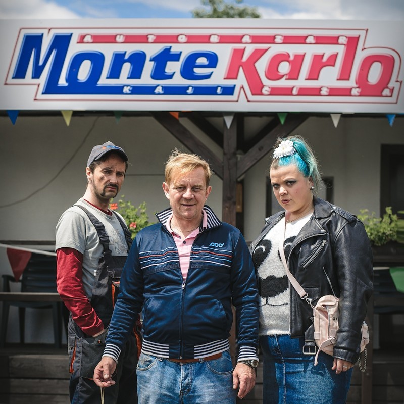 Jaroslav Plesl, Petr Čtvrtníček a Lucie Polišenská v sitcomu Autobazar Monte Karlo. Jaroslav Plesl, Petr Čtvrtníček a Lucie Polišenská v sitcomu Autobazar Monte Karlo.