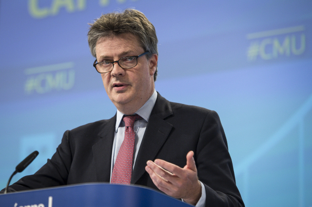 Eurokomisař pro finanční služby Jonathan Hill. Eurokomisař pro finanční služby Jonathan Hill.
