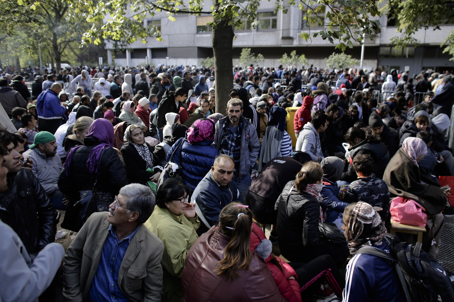 Stovky migrantů čekají před centrálním registračním centrem pro uprchlíky a žadatele o azyl LaGeSo v Berlíně.