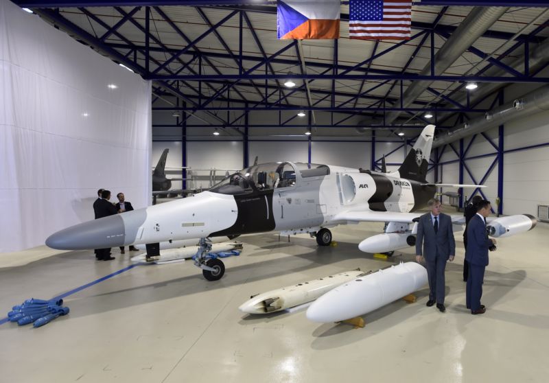 Slavnostní předání prvního letounu L-159 společnosti Draken International.