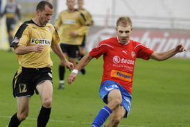 Daniel Kolář (vpravo) už ví, jaké je to hrát s obličejovou maskou. Takhle v ní vypadal před pěti lety během zápasu s Brnem.