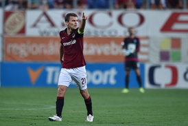 Kapitán Sparty David Lafata byl v derby pražských "S" prakticky neviditelný. Proti Apoelu by ale měl znovu patřit k tahounům mužstva.