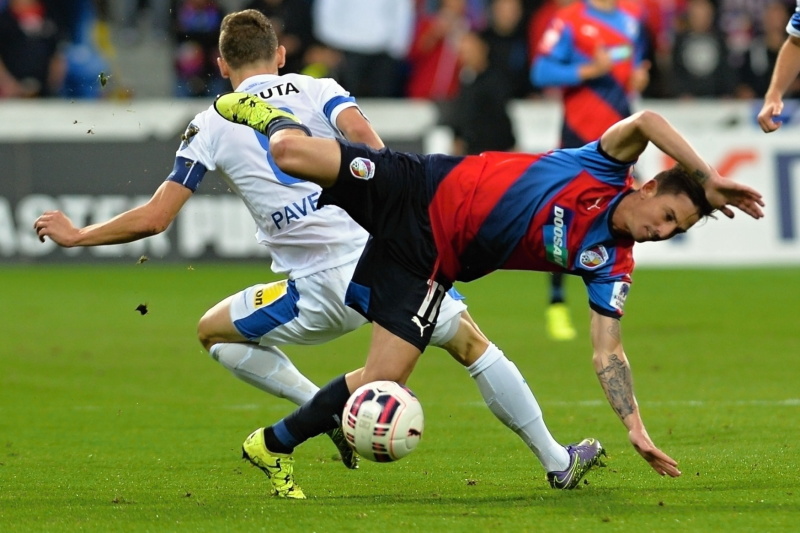 Plzeň a Liberec v sobotu sehrály vzájemný ligový zápas. Nyní oba kluby čeká zápas Evropské ligy na půdě favoritů svých skupin. Na snímku David Pavelka (Liberec) a Milan Petržela (Plzeň).