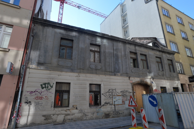 Dlouho chátrající dům v Soukenické 12. Ve stejné ulici hasiči zasahovali, když se zřítil chátrající dům na několik mužů.