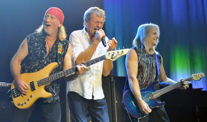 Britská rocková kapela Deep Purple během koncertu. Zleva baskytarista Roger Glover, zpěvák Ian Gillan a kytarista Steve Morse. Britská rocková kapela Deep Purple během koncertu. Zleva baskytarista Roger Glover, zpěvák Ian Gillan a kytarista Steve Morse.