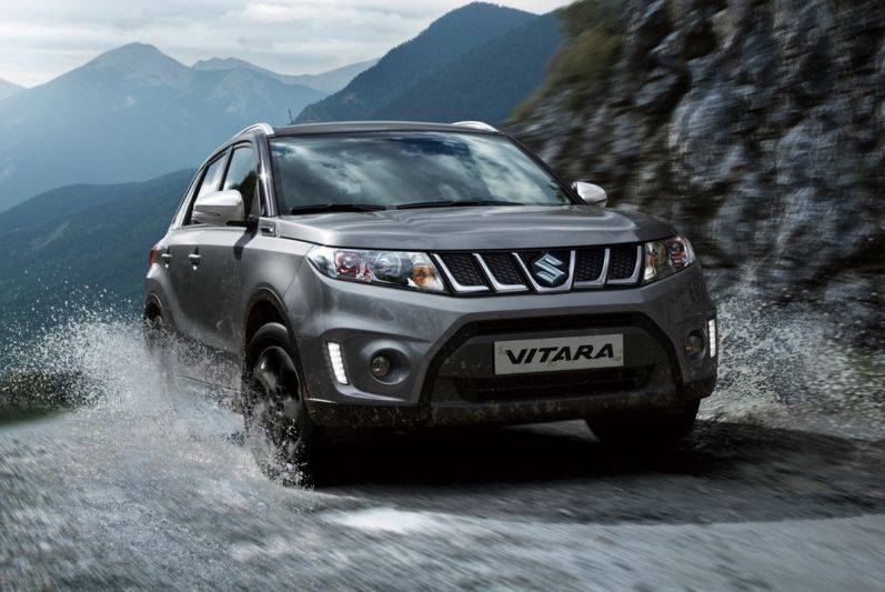 Vitara S má pětidílnou masku chladiče s chromovaným lemováním.