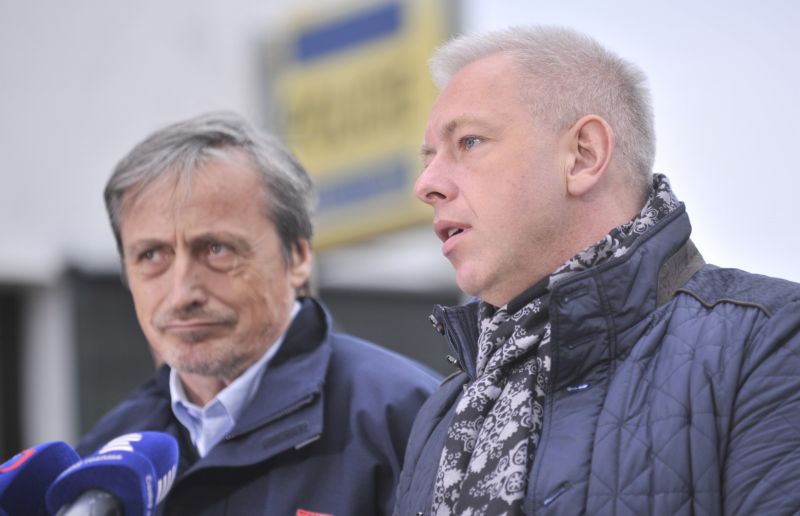 Zleva ministr obrany Martin Stropnický a ministr vnitra Milan Chovanec vystoupili 30. září v Dolním Dvořišti na tiskové konferenci ke cvičení kontrol na hraničních přechodech do Rakouska v Jihočeském kraji.