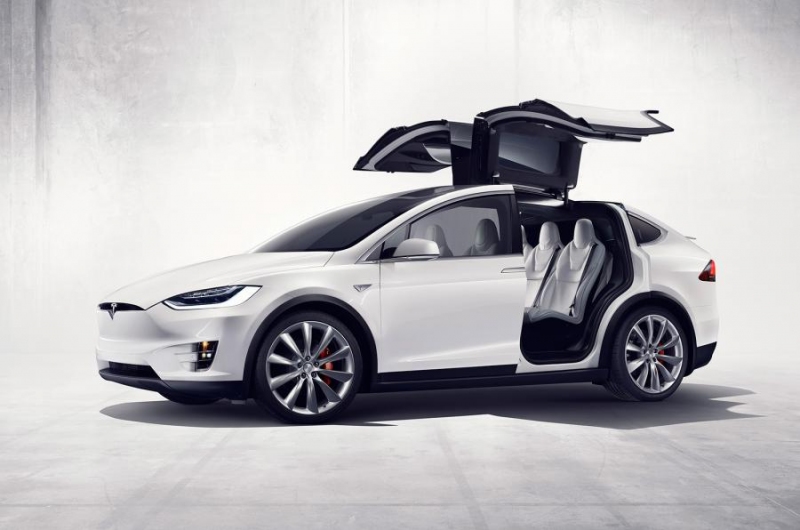 Neobvykle řešený vůz Tesla Model X už se chystá za zákazníky.