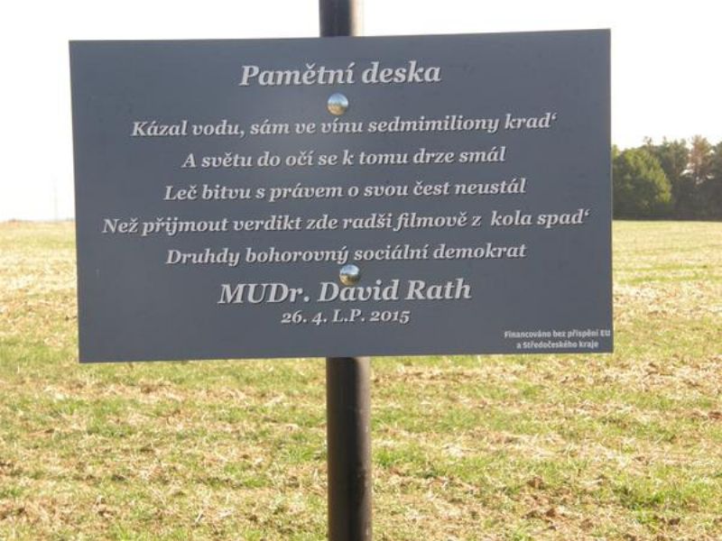 Pamětní deska připomíná korupční kauzu Davida Ratha. Pamětní deska připomíná korupční kauzu Davida Ratha.