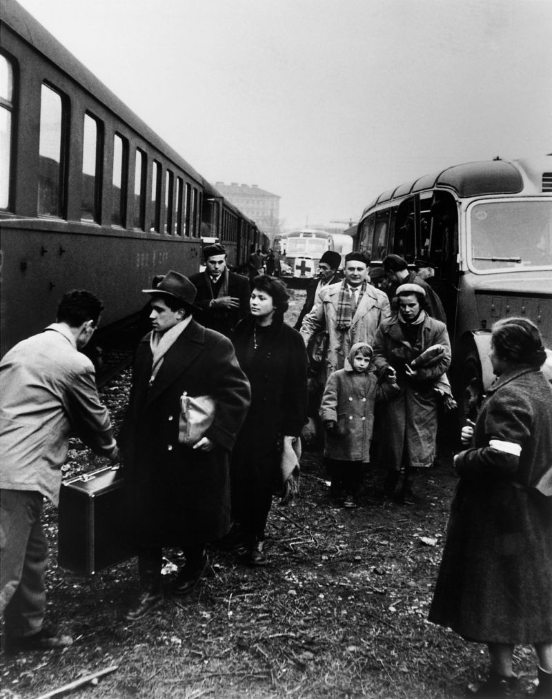 Maďarští uprchlíci z roku 1956 odjíždějí vlakem na Západ.