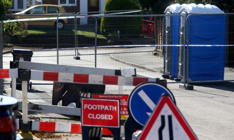 Jáma pohltila část vozovky a velký kus zahrady jednoho z přilehlých domů. Jáma pohltila část vozovky a velký kus zahrady jednoho z přilehlých domů.