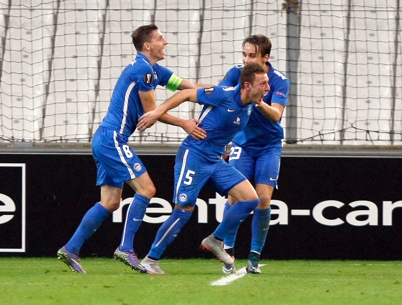 Šťastný Coufal (uprostřed) slaví branku proti Marseille.