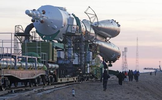 Kosmická loď Sojuz TMA-22 během převozu na startovací rampu na kosmodromu Bajkonur.