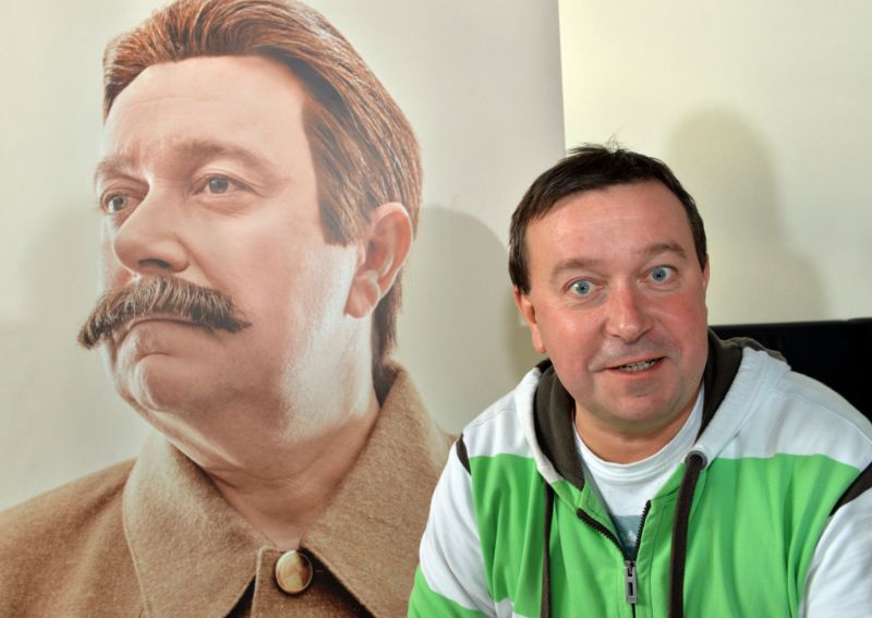 Herec Martin Hruška ve hře Spolupracovníci ztvární Stalina. Herec Martin Hruška ve hře Spolupracovníci ztvární Stalina.