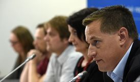 Martin Rozumek (vpravo) z Organizace pro pomoc uprchlíkům na tiskové konferenci uspořádané 2. října v Praze k představení Migračního manifestu Konsorcia nevládních ogranizací pracujících pro migranty.