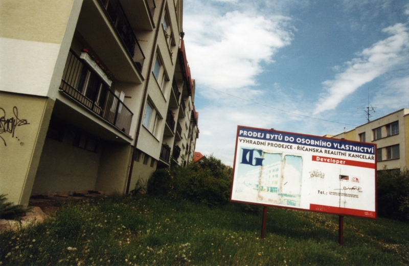 Společnost se na trhu objevila v roce 1993, kdy spustila reklamní kampaň na levné bydlení (foto z roku 2005). Společnost se na trhu objevila v roce 1993, kdy spustila reklamní kampaň na levné bydlení (foto z roku 2005).