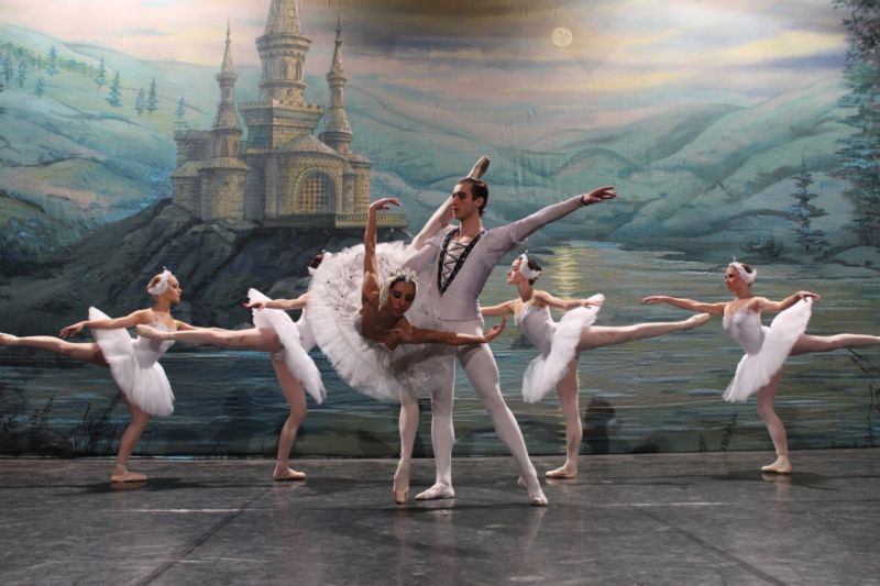 Labutí jezero v podání tanečního souboru Royal Russian Ballet.