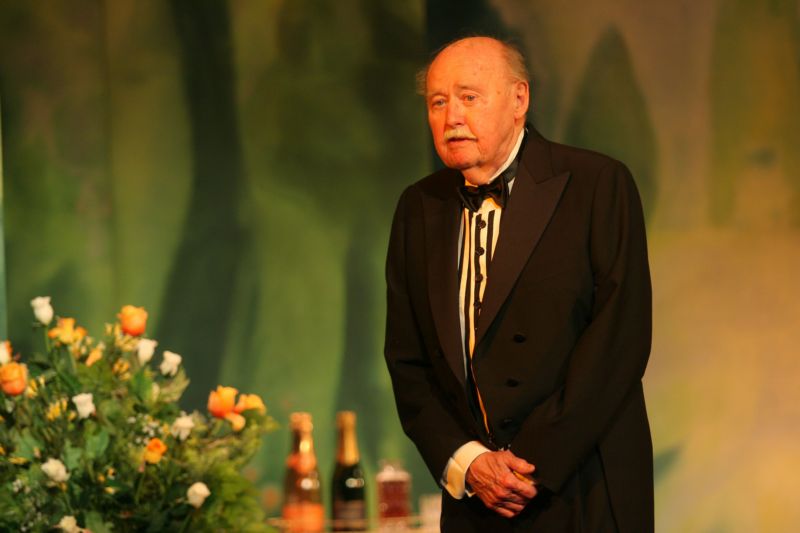 Lubomír Lipský na divadelních prknech Divadla Na Jezerce ve hře Charleyova teta z roku 2009.