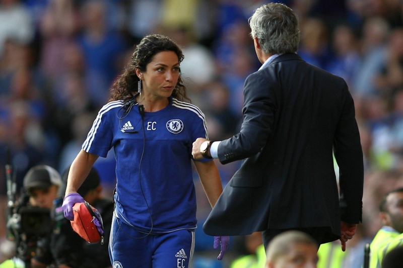 Bývalé lékařce Chelsea Evě Carneirové se nelíbí výrok anglické fotbalové asociace, která odmítla potrestat trenéra Josého Mourinha. Carneirová tvrdí, že vedení svazu celou záležitost dostatečně neprošetřilo a záměrně ignoruje důkazy. Bývalé lékařce Chelsea Evě Carneirové se nelíbí výrok anglické fotbalové asociace, která odmítla potrestat trenéra Josého Mourinha. Carneirová tvrdí, že vedení svazu celou záležitost dostatečně neprošetřilo a záměrně ignoruje důkazy.