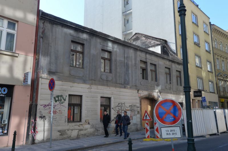 Dlouho chátrající dvoupodlažní budovu v Soukenické 12 má nahradit osmipatrová novostavba s podzemními garážemi. Dlouho chátrající dvoupodlažní budovu v Soukenické 12 má nahradit osmipatrová novostavba s podzemními garážemi.