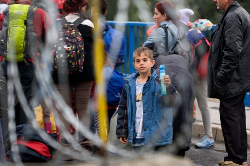Migranti čekající na vstup do Maďarska. Visegrádští ombudsmani vyzývají k zahození předsudků a ke zkoumání migrantů případ od případu.